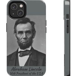 Puede incluir: Una funda de teléfono gris con una foto en blanco y negro de Abraham Lincoln, el 16º presidente de los Estados Unidos.