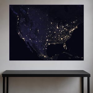 Nordamerika bei Nacht Poster - Satelliten Erdblick Wandkunst - Beleuchtete Stadtansicht Weltraum Fotografie Druck für Büro oder Arbeitszimmer