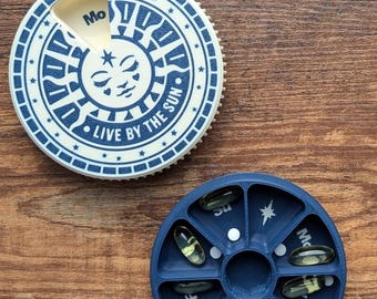 Organizzatore settimanale di pillole 2 in 1, giorno e notte, portapillole da viaggio per mattina e sera, organizer compatto per farmaci, astuccio per pillole personalizzabile in diversi colori.