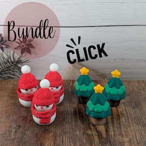 Pode incluir: Uma coleção de decorações com tema natalino. A imagem apresenta enfeites em forma de boneco de neve com chapéus e cachecóis vermelhos, e enfeites de árvore de Natal verdes com estrelas amarelas. A palavra "Bundle" está em um círculo rosa, e a palavra "CLICK" também é visível.