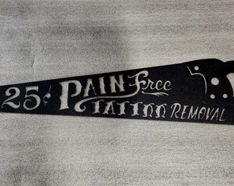 Arte de pared de metal para eliminar tatuajes de sierra