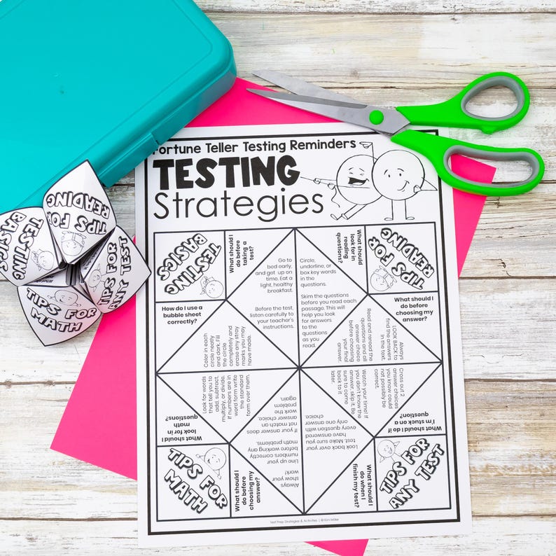 K&ouml;nnte beinhalten: Ein ausdruckbares Papier-Gl&uuml;cksbringer-Spiel und ein passendes Arbeitsblatt mit dem Titel Testing Strategies, Fortune Teller Testing Reminders, Tips for Reading, Tips for Math und Tips for Any Test. Ein t&uuml;rkisfarbener Kunststoffbeh&auml;lter und eine gr&uuml;ne Schere liegen dabei.