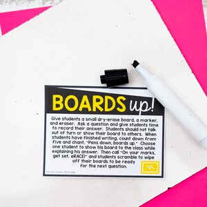 K&ouml;nnte beinhalten: Ein wei&szlig;es Whiteboard mit einem schwarzen Marker und einer rechteckigen Anleitungskarte mit dem gelben Text BOARDS up! sowie detaillierten Anweisungen f&uuml;r Unterrichtsaktivit&auml;ten. Die Karte enth&auml;lt ein kleines gelbes Symbol eines Boards.