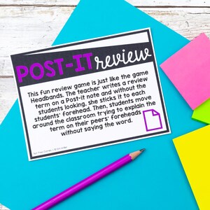 K&ouml;nnte beinhalten: Eine rechteckige Anleitungskarte mit schwarzem Hintergrund und wei&szlig;em Rand. Der Text lautet POST-IT review, gefolgt von Anweisungen f&uuml;r ein Klassenzimmerspiel. Ein violetter Stift liegt diagonal auf einer hellblauen Fl&auml;che mit rosa und gelben Notizzetteln.