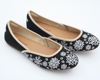 Black Embroidered Jutti: Modern Indian Bridal Footwear