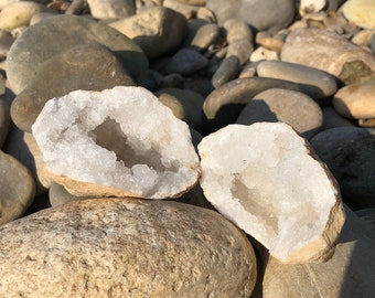 Géode de Quartz entière pour Recharger vos pierres et augmenter l'énergie de votre pièce