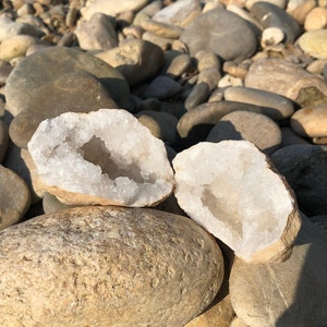 Géode de Quartz entière pour Recharger vos pierres et augmenter l'énergie de votre pièce