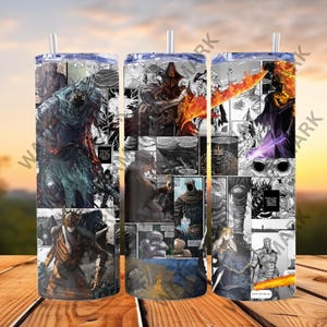 Puede incluir: Tres vasos de acero inoxidable con un estampado gráfico de estilo manga en blanco y negro de personajes del videojuego Elden Ring. Los vasos están sobre una superficie de madera.