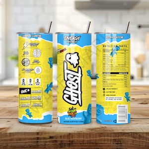 Puede incluir: Un vaso cilíndrico con una pajita plateada, con un diseño amarillo y azul. El vaso tiene el texto "GHOST" y "Sour Patch Blue Raspberry". También incluye información nutricional y detalles de ingredientes.