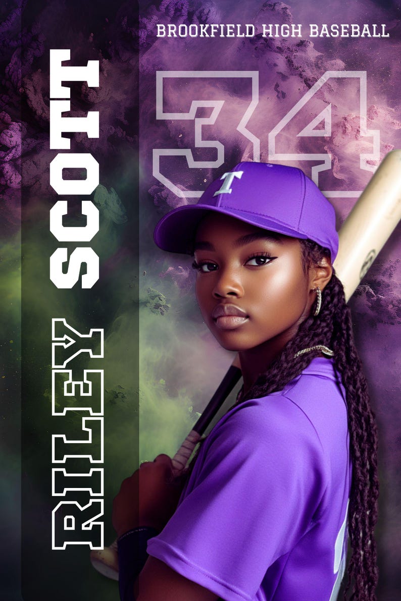 K&ouml;nnte beinhalten: Portr&auml;t einer jungen Frau in lila Baseballuniform, die einen Schl&auml;ger h&auml;lt. Sie tr&auml;gt eine lila Kappe mit einem wei&szlig;en "T" und die Nummer "34" ist sichtbar. Der Text "BROOKFIELD HIGH BASEBALL" und "RILEY SCOTT" sind ebenfalls zu sehen.