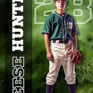 K&ouml;nnte beinhalten: Ein Baseballspieler in gr&uuml;ner und wei&szlig;er Uniform, Kappe und Handschuh steht vor einem gr&uuml;n-wei&szlig;en Hintergrund. Der Text "Seaview High Baseball" und die Nummer "28" sind sichtbar. Der Name "Reese Hunter" ist vertikal geschrieben.