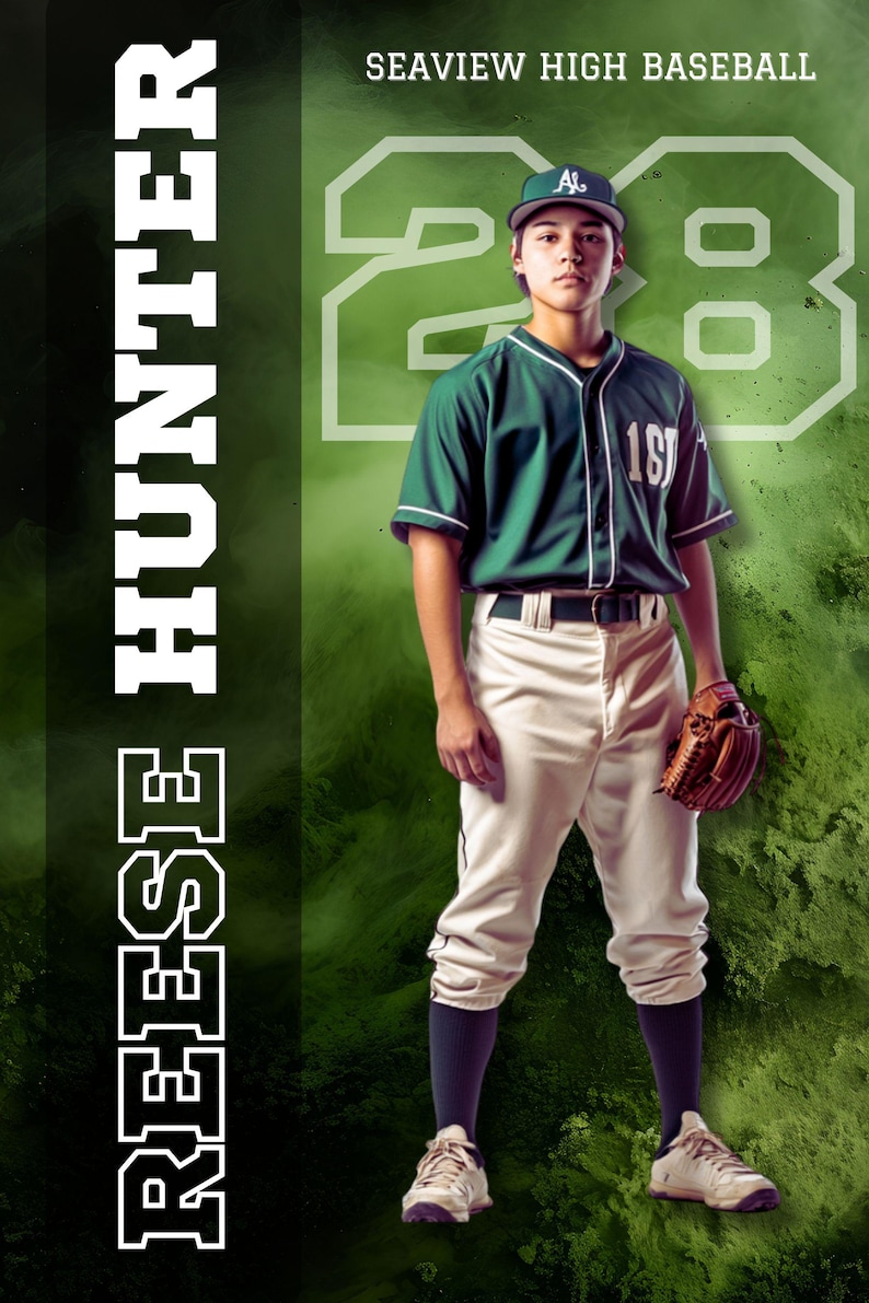 K&ouml;nnte beinhalten: Ein Baseballspieler in gr&uuml;ner und wei&szlig;er Uniform, Kappe und Handschuh steht vor einem gr&uuml;n-wei&szlig;en Hintergrund. Der Text "Seaview High Baseball" und die Nummer "28" sind sichtbar. Der Name "Reese Hunter" ist vertikal geschrieben.