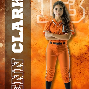 K&ouml;nnte beinhalten: Eine orangefarbene Baseballuniform mit wei&szlig;en Streifen und der Nummer 13. Die Uniform wird von einer Person vor einem strukturierten orangefarbenen Hintergrund getragen. Der Text "JENN CLARKE" befindet sich auf der linken Seite des Bildes.