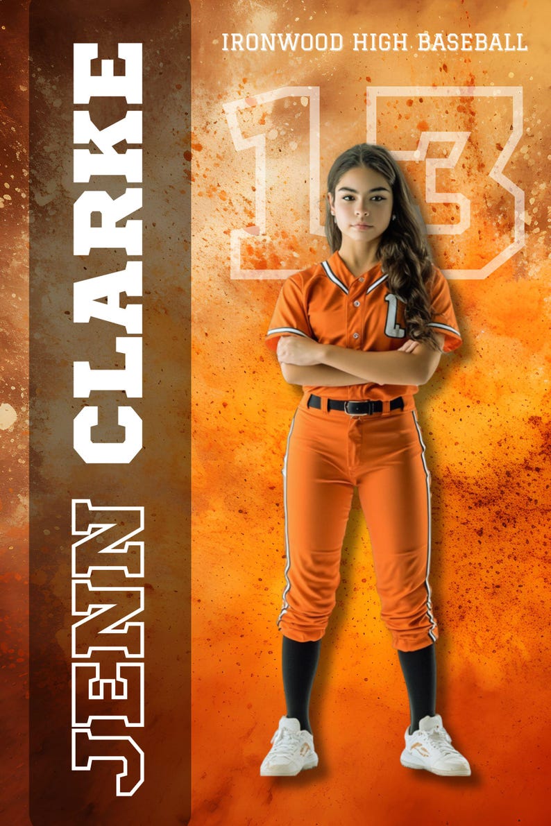 K&ouml;nnte beinhalten: Eine orangefarbene Baseballuniform mit wei&szlig;en Streifen und der Nummer 13. Die Uniform wird von einer Person vor einem strukturierten orangefarbenen Hintergrund getragen. Der Text "JENN CLARKE" befindet sich auf der linken Seite des Bildes.