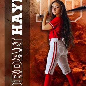 K&ouml;nnte beinhalten: Eine Baseballspielerin in einem roten Trikot und einer wei&szlig;en Hose mit roten Streifen, die einen Schl&auml;ger h&auml;lt. Das Bild zeigt den Text "Lakeview High Baseball" und "19". Der Name "JORDAN HAYES" steht vertikal auf der linken Seite.