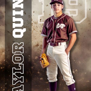 K&ouml;nnte beinhalten: Ein Baseballspieler in einer weinroten und wei&szlig;en Uniform, M&uuml;tze und Handschuh. Das Bild enth&auml;lt den Text "TAYLOR QUINN" vertikal und "STONEGATE HIGH BASEBALL" oben. Die Nummer "19" befindet sich im Hintergrund.