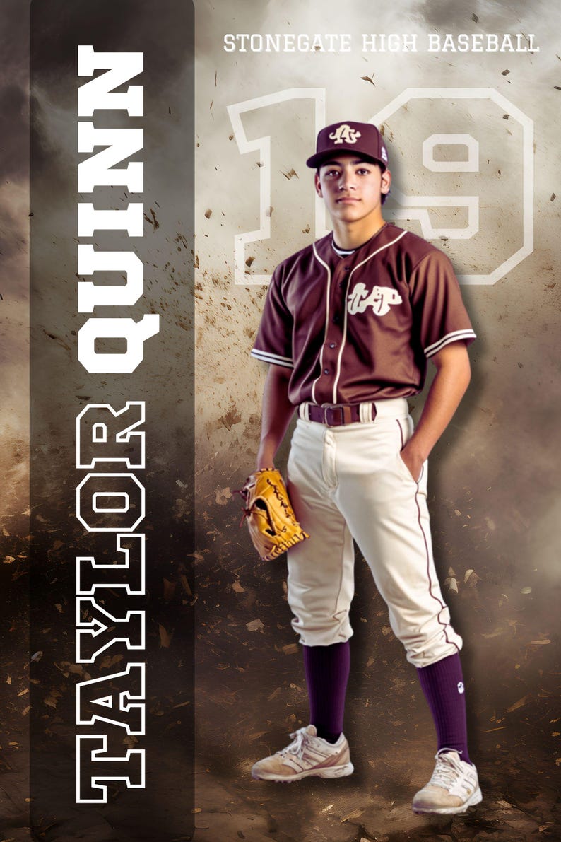 K&ouml;nnte beinhalten: Ein Baseballspieler in einer weinroten und wei&szlig;en Uniform, M&uuml;tze und Handschuh. Das Bild enth&auml;lt den Text "TAYLOR QUINN" vertikal und "STONEGATE HIGH BASEBALL" oben. Die Nummer "19" befindet sich im Hintergrund.