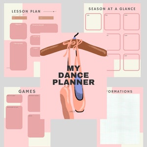 以下が含まれることがあります： ピンクとクリーム色のプランナーで、「My Dance Planner」というテキストと、木製のハンガーに掛けられたピンクのバレエシューズの絵が描かれています。プランナーには、レッスン計画、ゲーム、フォーメーション、シーズンを一目見たカレンダーのセクションがあります。