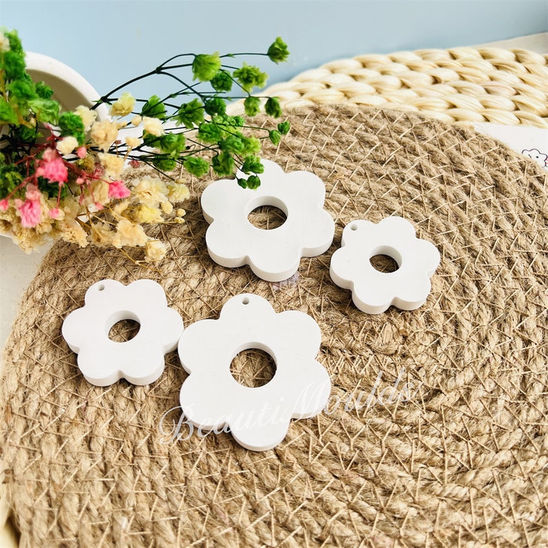 Mini moule à fleurs avec trou Moule en silicone Les fleurs Décoration pendentif Raysin, moules en résine époxy image 1