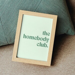The Homebody Club druckbare Kunst - minimalistische grüne Wand | Gemütlicher ästhetischer digitaler Download für Wohnung oder Wohnzimmer Dekor