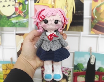 Muñeca colegiala japonesa amigurumi: hecha a mano en algodón y crochet