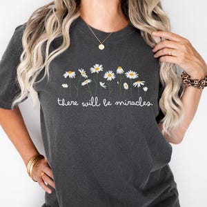 Es wird Wunder Komfortfarben Tshirt, Wunder Blumen Tshirt, Glauben an Wunder Tshirt, religiöses inspirierendes Tshirt geben