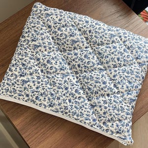 Quilted Floral Tablet Case – Blue Ditsy Print Zipper Pouch