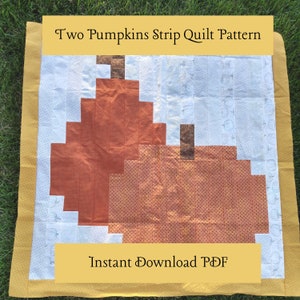 Könnte beinhalten: Ein Quiltmuster mit zwei Kürbissen aus Stoffstreifen. Das Muster heißt "Two Pumpkins Strip Quilt Pattern" und ist als sofortiger Download im PDF-Format verfügbar.