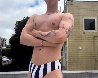Slip de bain noir audacieux à rayures nautiques : style Speedo rétro, maillots de bain Pride
