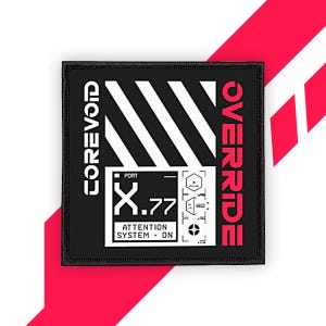 Może przedstawiać: Czarna kwadratowa naszywka z białymi ukośnymi paskami i słowem "COREVOID" w białym pionowym tekście. Słowo "OVERRIDE" jest w czerwonym pionowym tekście. Naszywka ma cyfrowy wyświetlacz z tekstem "X.77" i "ATTENTION SYSTEM - ON".