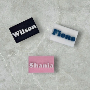 Magnetic name plate for jumping spider enclosure