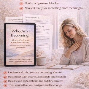 Op de afbeelding: Een digitale tablet toont het boek "Who Am I Becoming?" met de ondertitel "Identity, Confidence & Self-Trust After 40." De afbeelding bevat tekst over veranderingen in de midlife en een vrouw die haar borst aanraakt.