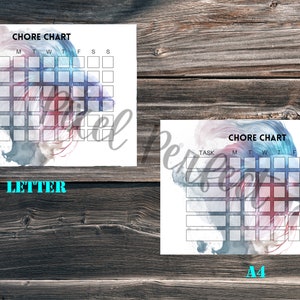 Puede incluir: Dos tablas de tareas imprimibles con un fondo de acuarela en tonos azules, rosas y grises. Las tablas est&aacute;n etiquetadas como "Chore Chart" y tienen columnas para cada d&iacute;a de la semana. La tabla m&aacute;s peque&ntilde;a est&aacute; etiquetada como "Letter" y la m&aacute;s grande como "A4".