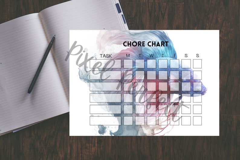 Puede incluir: Un gr&aacute;fico de tareas imprimible con un fondo de acuarela que presenta un pez betta. El gr&aacute;fico tiene una columna para cada d&iacute;a de la semana y filas para las tareas.