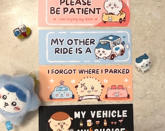 以下が含まれることがあります： 漫画のイラストとテキストが描かれた、4つのカラフルな車のバンパーステッカー。「PLEASE BE PATIENT」、「MY OTHER RIDE IS A」、「I FORGOT WHERE I PARKED」、「MY VEHICLE MY CHOICE」と書かれています。