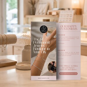 Puede incluir: Un folleto de marketing vertical para una boutique de joyer&iacute;a permanente. El lado izquierdo muestra una mano con cuatro delicadas pulseras doradas y un anillo, con el texto The 1st Permanent Jewelry Boutique in Your City. El lado derecho muestra rese&ntilde;as de clientes.