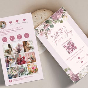 Könnte beinhalten: Zwei rosa Visitenkarten mit floralen Designs. Eine Karte zeigt ein Raster von Blumenarrangements und den Text "LILY BLOOM | FLORIST". Die andere Karte lautet "FLORETTE STUDIO Flower Shop" mit einem QR-Code und Social-Media-Handles.