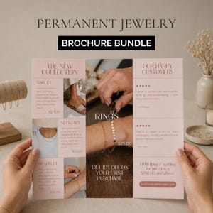 Puede incluir: Un folleto tr&iacute;ptico titulado PERMANENT JEWELRY BROCHURE BUNDLE con secciones para tobilleras, collares, pulseras y anillos. El dise&ntilde;o incluye texto, precios, rese&ntilde;as de clientes e im&aacute;genes de joyas siendo usadas en mu&ntilde;ecas y tobillos.