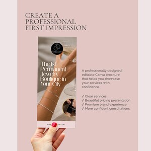 Puede incluir: Una plantilla de folleto de marketing digital para una boutique de joyer&iacute;a permanente. El dise&ntilde;o presenta el texto CREATE A PROFESSIONAL FIRST IMPRESSION, The 1st Permanent Jewelry Boutique in Your City y enumera beneficios con marcas de verificaci&oacute;n.