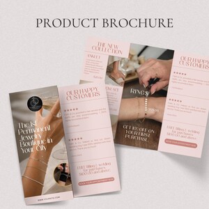 Puede incluir: Un folleto de producto de tres paneles para una boutique de joyer&iacute;a permanente con paneles de color rosa claro y texto oscuro. El folleto muestra im&aacute;genes de mu&ntilde;ecas y tobillos adornados con delicadas cadenas doradas y rese&ntilde;as de clientes.