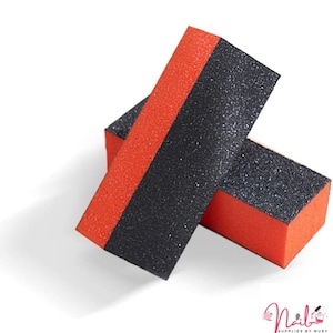 Puede incluir: Dos limas de uñas negras y naranjas. Las limas son rectangulares y tienen una superficie rugosa. Se utilizan para dar forma y alisar las uñas.