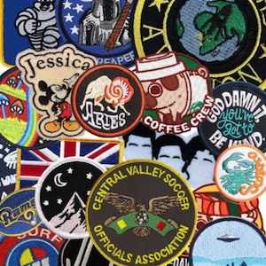 Puede incluir: Una colección de parches bordados coloridos con varios diseños, incluyendo un segador, un logotipo de equipo de fútbol, una taza de café, un personaje de Mickey Mouse, un escorpión y un OVNI. Los parches son todos circulares y tienen una variedad de colores y texturas.