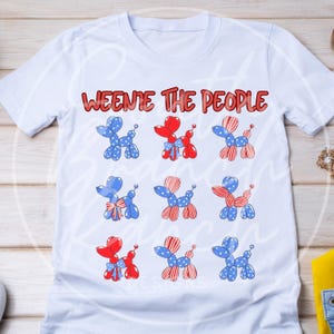 Puede incluir: Camiseta blanca con el texto rojo "WEENIE THE PEOPLE". El diseño presenta ilustraciones de perros globo en rojo, blanco y azul, perfecto para celebraciones patrióticas.