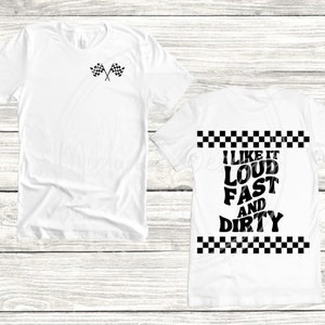 Puede incluir: Camiseta blanca con un diseño de bandera a cuadros en la parte delantera y el texto "Me gusta fuerte, rápido y sucio" con un borde de bandera a cuadros en la parte posterior.