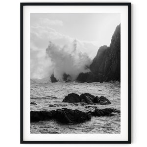 Schwarzweiß-Foto-sofortiger digitaler Download Wand-Kunst-Druck Wellen, die gegen die Felsen Bild brechen
