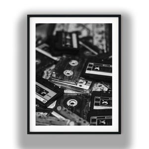 Kasety magnetofonowe, czarno-białe, wydruki fotograficzne, muzyka retro, cyfrowa grafika ścienna do pobrania