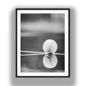 Tennis Ball Spielfeld Reflection Fotografie Druck, schwarz und weiß Sport Wandkunst, minimalistisches Tennis Dekor, Sport digitaler Download