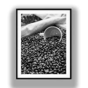 Czarno-biały wydruk z ziarnami kawy, dekoracja kuchenna w kształcie filiżanki do espresso, cyfrowe zdjęcie do pobrania