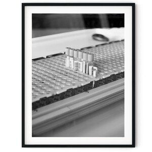 Impresión digital instantánea en blanco y negro para pared con imagen de viales de laboratorio de ciencias