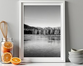 凍った湖の風景プリント、山の森のデジタルダウンロード、白黒の自然